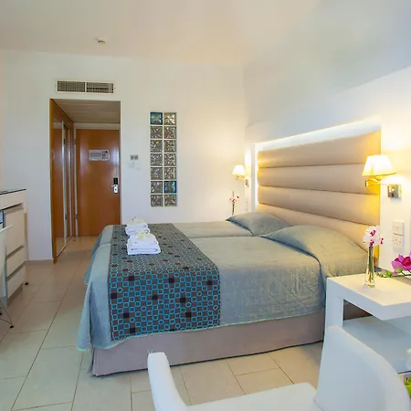 Готель Leonardo Cypria Bay 4*